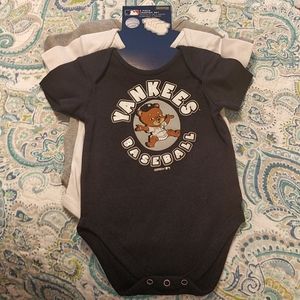New York Yankees set of onesies size 12 months